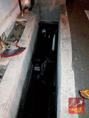 摩托车坠入狭小沟渠内,造成一死一伤意外。