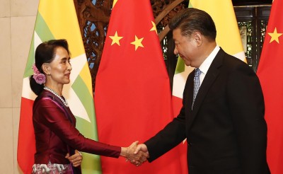 中国国家主席习近平(右)在北京钓鱼台国宾馆接见缅甸国务资政昂山素姬。(法新社照片)