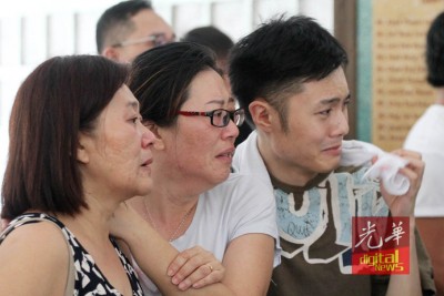当陈群欣送进焚化炉时,母亲(左二起)和哥哥已压抑不住泪水。