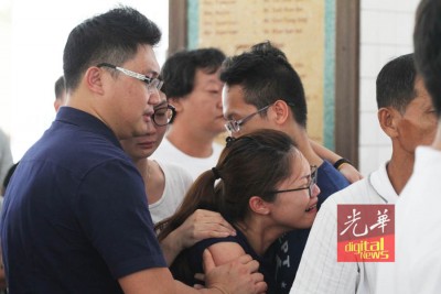 死者表姐感悲伤及不舍,哭得需亲友搀扶。