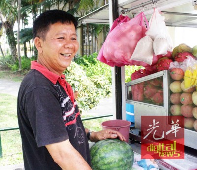 黄明发:贴近2、3到,都无卖木瓜了。