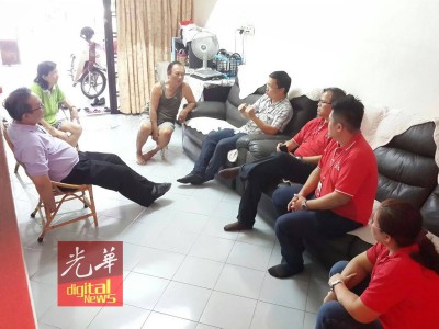 ?荨(右起)余美蕊、周志伟、伦敬陞、黄田伟和范荣伟(左一),到来为黄奕楼夫妇(左三和左二)加油打气,并送上本报特派出的“定心丸”。