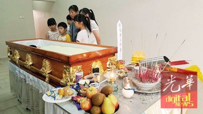 宝嘉音(中)不舍儿子从此与她阴阳两相隔。