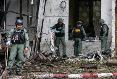警方拆弹小组在酒店外爆炸现场搜证调查。(法新社照片)