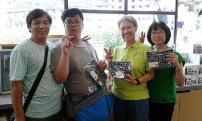 何晶(右二)上个星期购买恐龙包时,与设计者司徒升杰(左二),以及司徒升杰的父母一同合照。