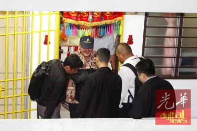 林父在当晚8时50分离开住家,神情淡定且面露微笑。