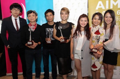速食时代主唱Kent(左起)、 Elwy、刘永辉、赖淞凤、M-Girls的王雪晶、燕子和阿妮现身领奖。