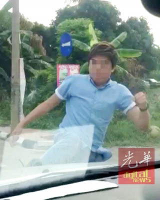 男子狂踢跟拍者的车子。
