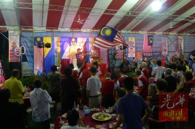 巫裔村民上台高歌爱国歌曲《Tanggal 31》,全场热血沸腾,村民挥舞国旗和音“Merdeka”!