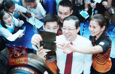 3名奥运英雄魅力无法挡,林冠英都要跟他们自拍留念!