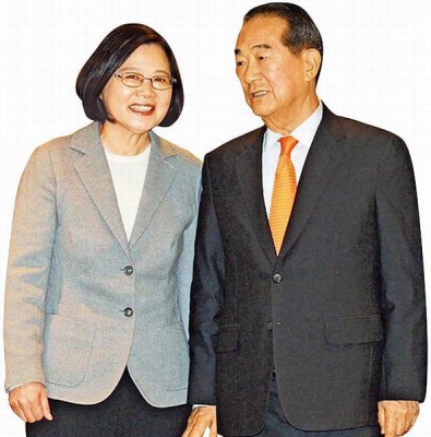蔡英文(左)今年3月当选总统后拜会宋楚瑜(右),两人针对两岸议题多次深谈。