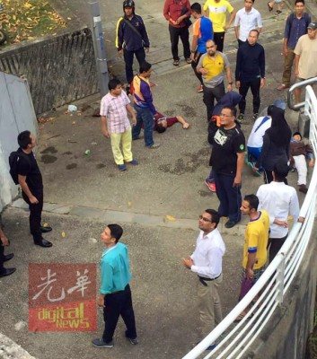 半名相信涉及车祸的汉子躺在地面等待救援。