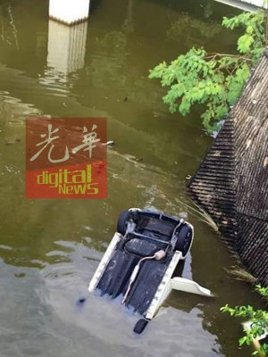 轿车沉入河中,所幸司机就逃生。