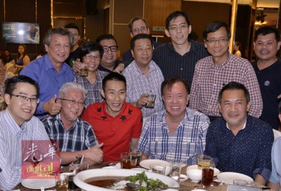 “欢庆拿督李宗伟华丽晚宴”获得编协执委出席。前排左起为陈汉光、郭清江、李宗伟、郑金炎、张映坤。后排左2为郑彩凤、马华副总财政拿督蔡宝镪、林明标以及卜亚烈。