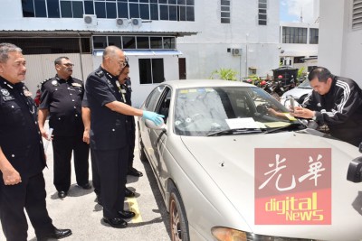 阿都嘉化指出车上的弹孔,并指警方仍会继续调查死者是否持有其他枪械。