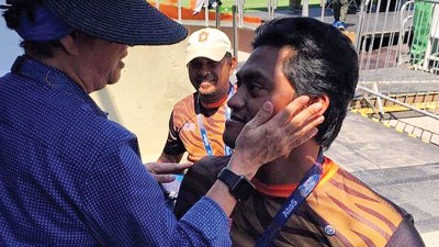 大马残奥理事会赞助人敦珍阿都拉安慰哈斯欣。