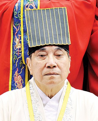 李耀辉是香港啬色园黄大仙祠最高领导人。