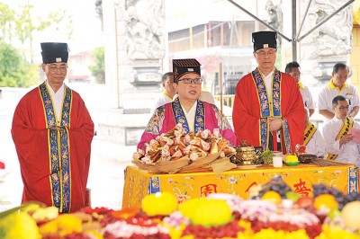 香港啬色园黄大仙祠在北海斗母宫进行诵经祈福仪式。