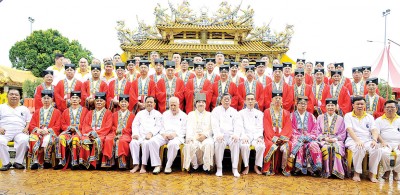 香港啬色园黄大仙祠成员与北海斗母宫理事会在宫前合影,右6起是许远达、李贤源及李耀辉。