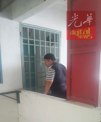 记者到中巴冷刀攻击的父子住家多次敲门,而是无论人应。