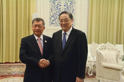 俞正声(右)与新竹县长邱镜淳(左)握手。