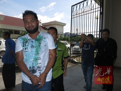 干参与非法复制车集团的少数名嫌犯今日为同被反贪会官员带上米都法庭,给延长在押7上。