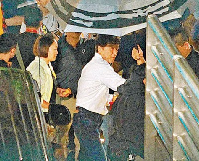 成龙以饼分送现场工作人员当消夜。