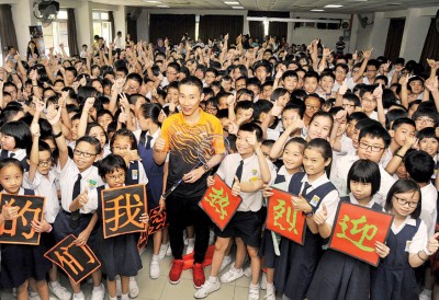 若是咱们的自大!学员们热烈欢迎李宗伟荣归母校,连开心和他合影。