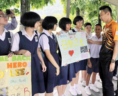 学员们手制作欢迎卡片,李宗伟细看写在“天新的光”的纸卡,连与生们寒暄。
