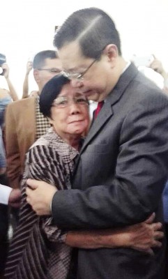 天下的母亲无一不心疼孩子,梁玉治法庭外亲拥儿子林冠英,眼中带泪。(取自首长林冠英脸书)