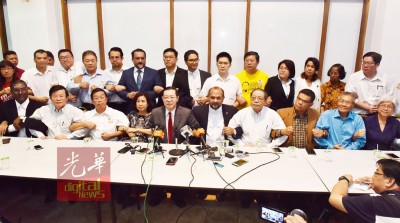 林冠英(右5)在左起代表律师蓝卡巴星、雷尔、槟州行动党主席曹观友、全国主席陈国伟、首长夫人周玉清、哥宾星、林吉祥、公正党全国选举主任赛夫丁和槟蓝眼主席拿督曼梳等领袖陪同下召开记者会,行动展示与冠英同在。