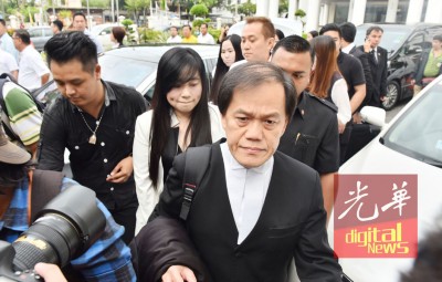 商人彭丽君被控教唆,她于周五早上约8时15分,在律师和亲友陪同下,抵达高庭。