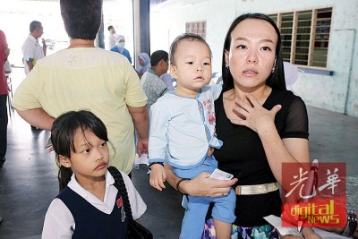 小学教师刘玉琪带着家中其中2个小孩到来体检。