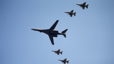 美国战略轰炸机,周二在韩国乌山空军基地上空飞行,藉此向朝鲜展示实力。