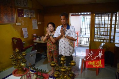 庄玉成(右起)与卢善有一起为俊华和华栋祈福。