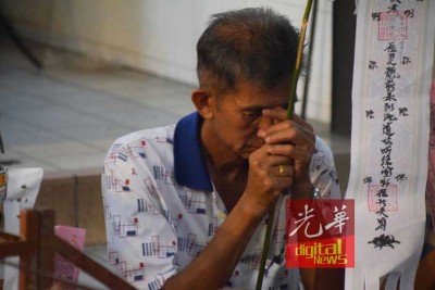 庄玉成在仪式中,忆起家人而落泪。