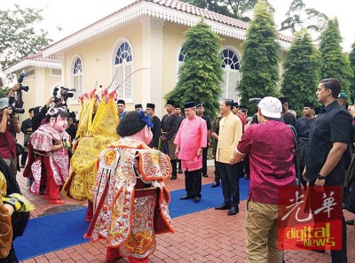 殿下由郑修强陪,观赏最有华族传统文化之洋娃娃表演。