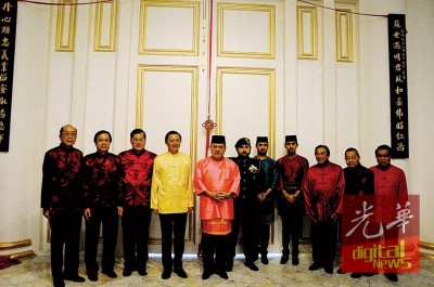 殿下(左5)以及王储(左6自从)、亚王子及四王子,当“国族礼堂”以及新山县城华社领袖合照,左起是曾德发、张润安、郑金财、黄循积、伍天虽跟陈泰昌。