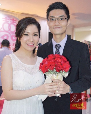 医生情侣朱勇全(右)与李晓萍捧着花束甜蜜合影。