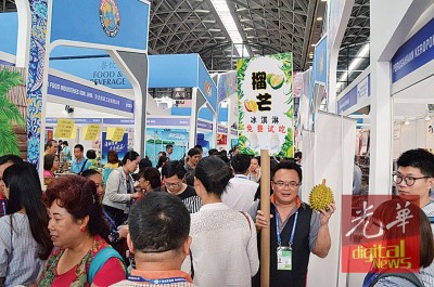 榴梿冰淇淋参展商搞噱头,运用宣传牌及榴梿模型吸引民众目光。