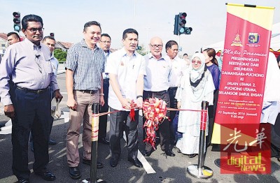 阿兹敏(被)也白蒲大道之蒲种乌达玛路替换道进行剪彩。
