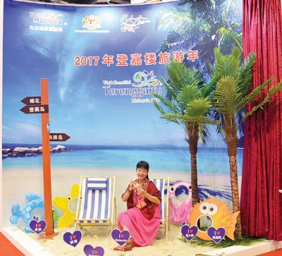 参馆者被登嘉楼州浓浓海洋气息的展台吸引,拍照留念。
