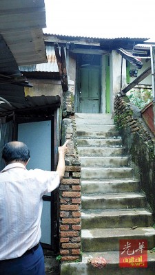 车房建筑中间建筑有古老的阶梯出入。
