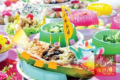 你相信这『一帆风顺』是用木瓜制成的吗?下面看似海水的设计,其实是白色的燕菜,是不是创意十足。