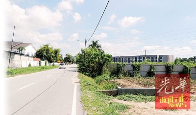 武吉淡汶芭头居民坚决反对外劳村建在密集的住宅区内。右边围着的是外劳村计划地点。