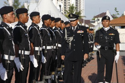 赞比里调职前,为吉州警队主持最后一次检阅仪式。