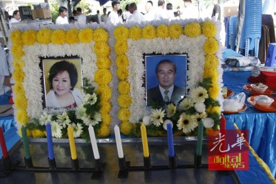黄源成与戴碹枝夫妇遗灵举殡。