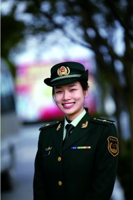 美女保镳曾於2013年入选内地军媒杂志评选的「解放军十大魅力女兵」。(互联网图片)