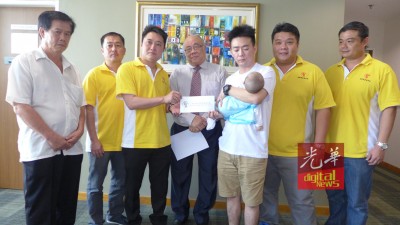 大马圣贤慈善基金会移交2万令吉支票给杨健锋,以协助小男婴渡过难关;右起彭诠烇、彭扬扬、左起杨永胜、黄伟桐及何顺荣。