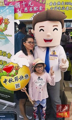Oatking叔叔莅临义卖活动,吸引民众竞相合照。